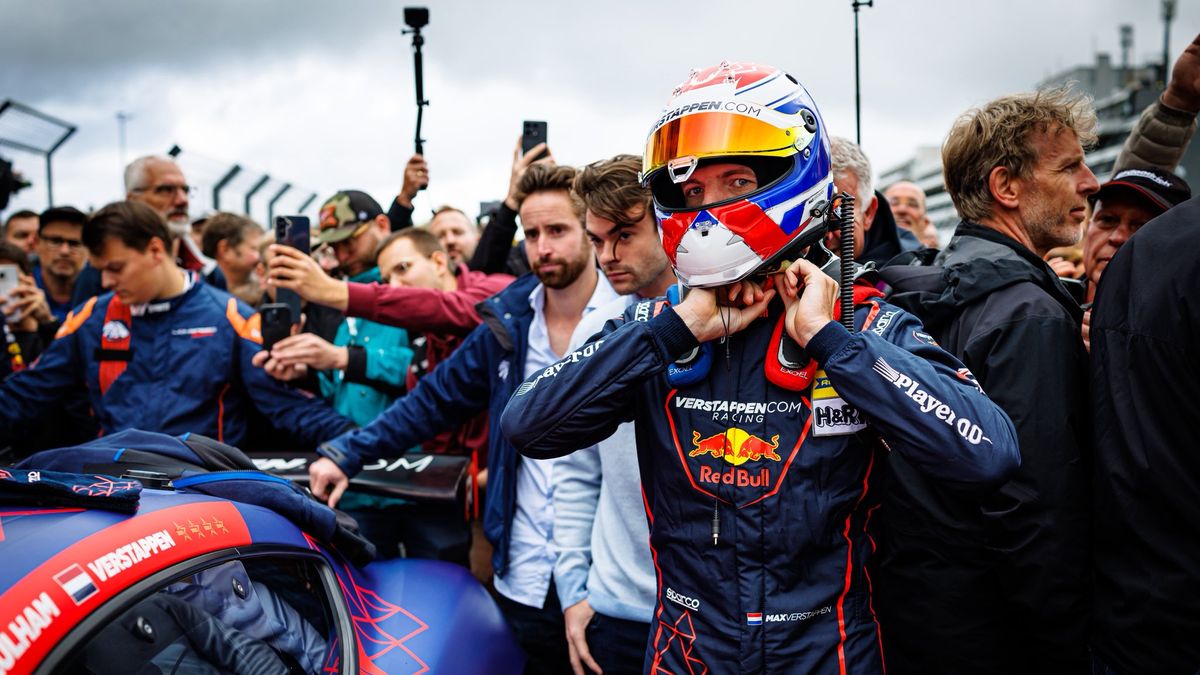 Verstappen si zase odskočil na severní smyčku. Musel jet s omezeným výkonem